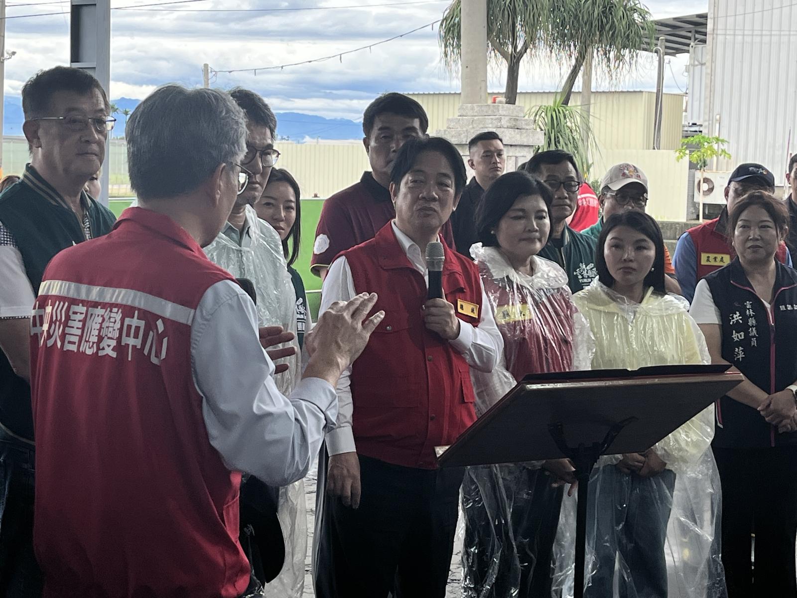 總統前往雲林視察短期葉菜農損