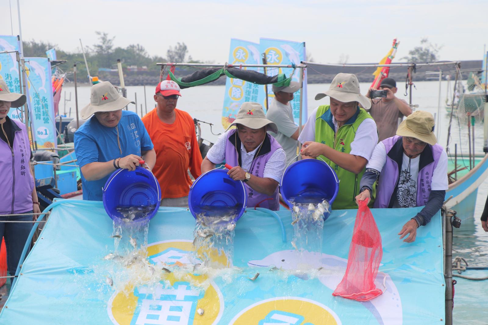 漁業署攜手在地漁會推動魚苗放流